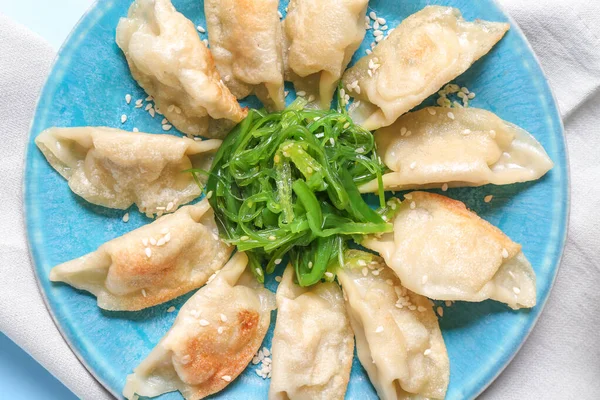 Piring dengan gyoza Jepang lezat di atas meja — Stok Foto