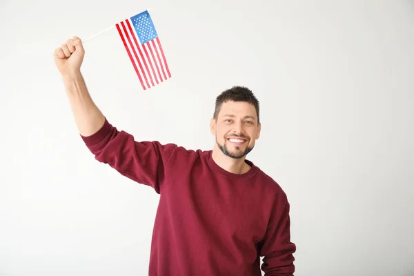 Hombre guapo con bandera de EE.UU. sobre fondo claro. Celebración del Día de Memorial — Foto de Stock