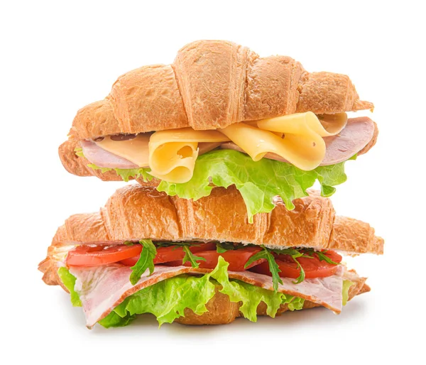 Leckere Croissant-Sandwiches auf weißem Hintergrund — Stockfoto