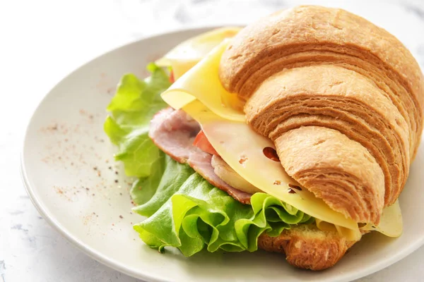Leckeres Croissant-Sandwich auf Teller, Nahaufnahme — Stockfoto