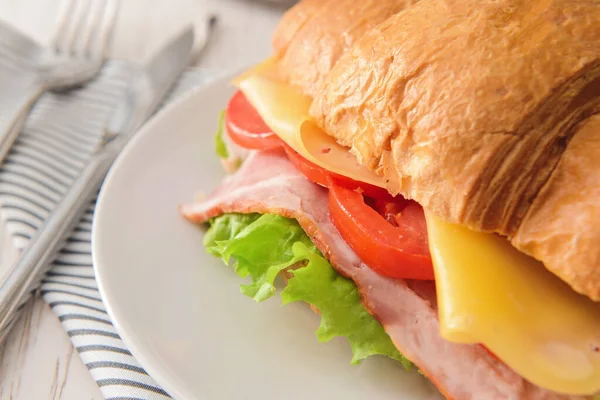 Leckeres Croissant-Sandwich auf Teller, Nahaufnahme — Stockfoto