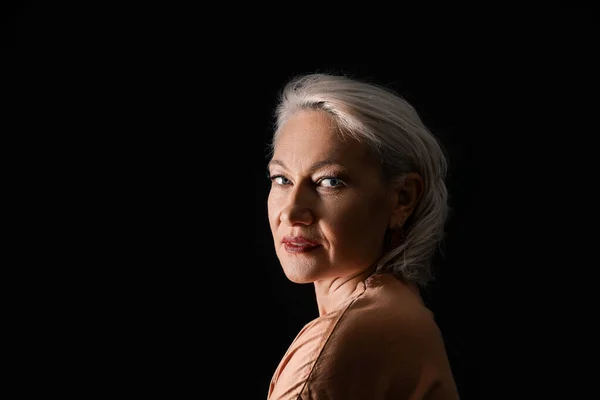 Портрет стильной зрелой женщины на тёмном фоне — стоковое фото