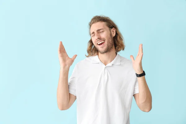 Portret van een vrolijke man op kleur achtergrond — Stockfoto