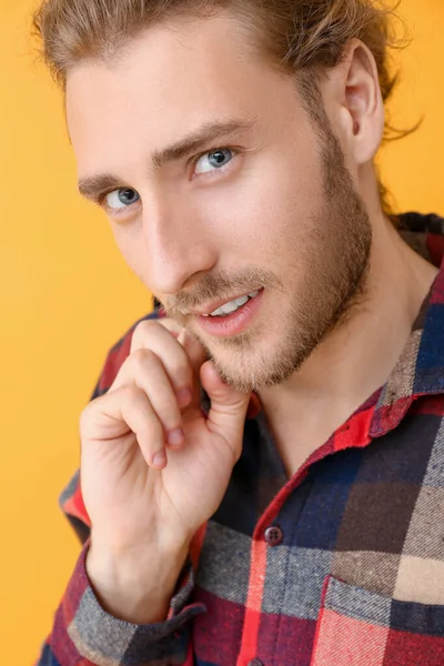 Retrato de homem bonito em fundo de cor, close-up — Fotografia de Stock