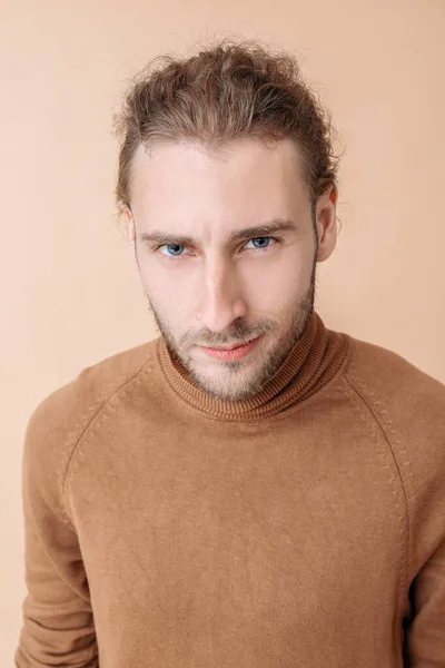 Portrait of handsome man on color background — Stock Photo, Image