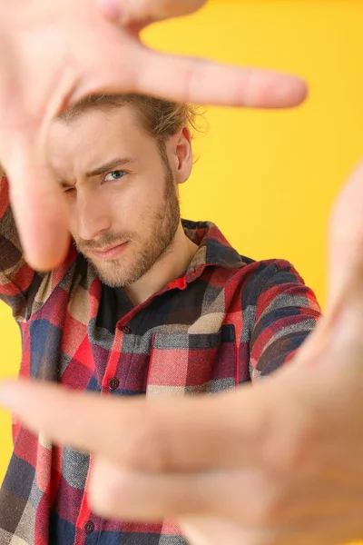 Retrato de homem bonito em fundo de cor, close-up — Fotografia de Stock