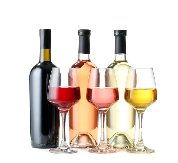 Пляшки та келихи різного вина на білому тлі — стокове фото