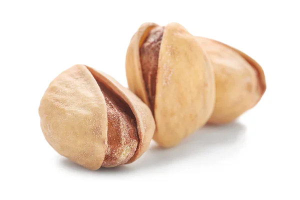 Sabrosas nueces de pistacho aisladas en blanco —  Fotos de Stock