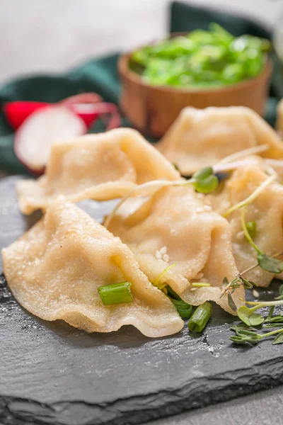 Lezzetli Japon gyoza tabağı, yakın plan. — Stok fotoğraf