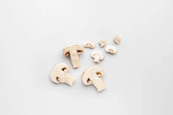 흰 배경에 있는 신선 한 버섯 조각들 — 스톡 사진