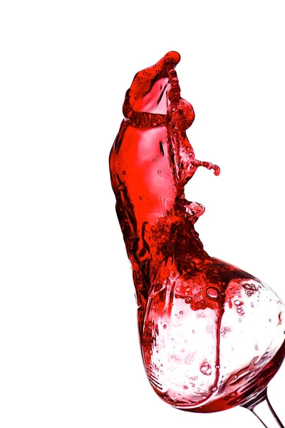 Verre avec éclaboussures de vin rouge sur fond blanc — Photo
