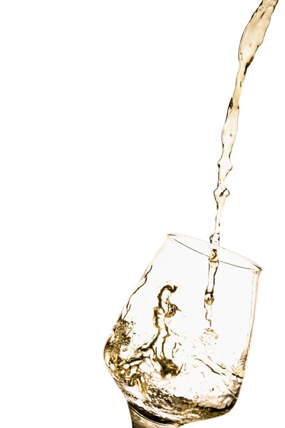Наливание вина в бокал на белом фоне — стоковое фото