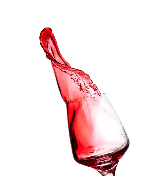 Beyaz arka planda kırmızı şarap damlatan bardak. — Stok fotoğraf
