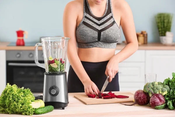 Woman preparing healthy smoothie in kitchen — Stock Photo, Image