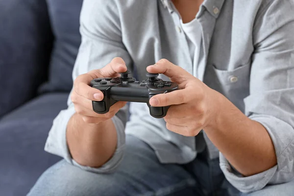 Εφηβικό αγόρι που παίζει βιντεοπαιχνίδια στο σπίτι, κοντινό πλάνο — Φωτογραφία Αρχείου