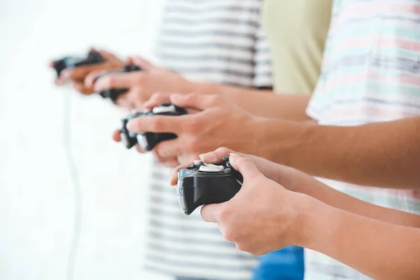 Adolescentes jogando videogames, close-up — Fotografia de Stock