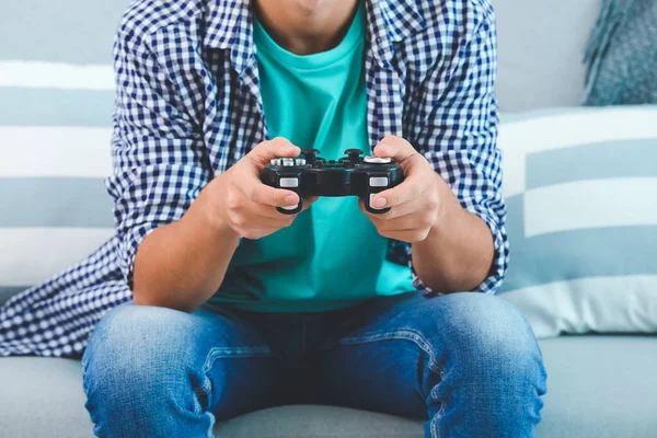 Adolescente chico jugando videojuegos en casa — Foto de Stock