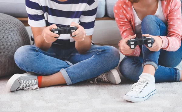 Remaja bermain video game di rumah — Stok Foto