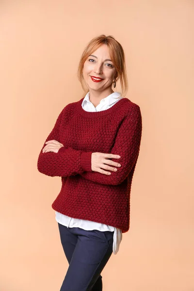 Stijlvolle rijpe vrouw op kleur achtergrond — Stockfoto