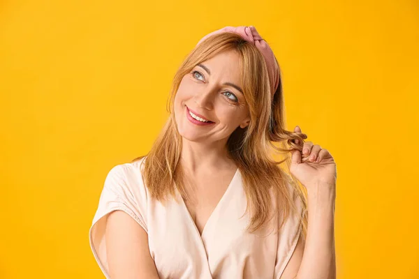 Mujer madura con estilo en el fondo de color — Foto de Stock