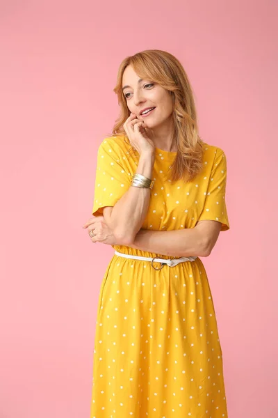 Elegante donna matura su sfondo di colore — Foto Stock