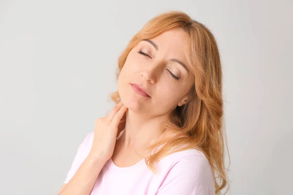 Mature woman with healthy skin on light background — Stock Photo, Image