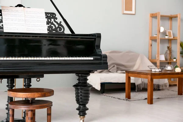 Интерьер комнаты со стильным роялем — стоковое фото