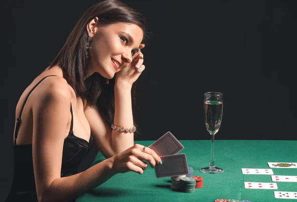 Žena pokerový hráč u stolu v kasinu — Stock fotografie