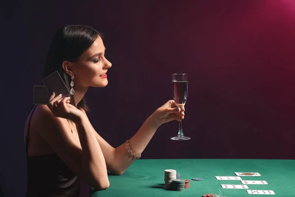 Žena pokerový hráč u stolu v kasinu — Stock fotografie