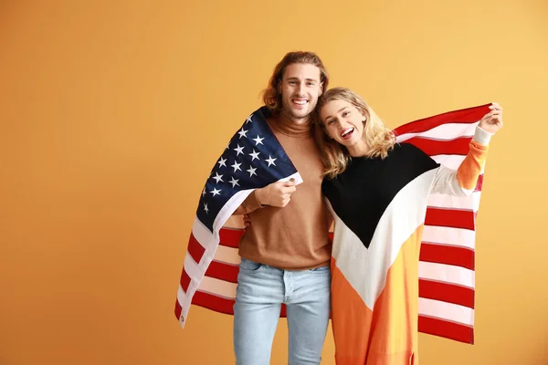 Pasangan muda dengan bendera USA di latar belakang warna. Peringatan Hari Peringatan — Stok Foto