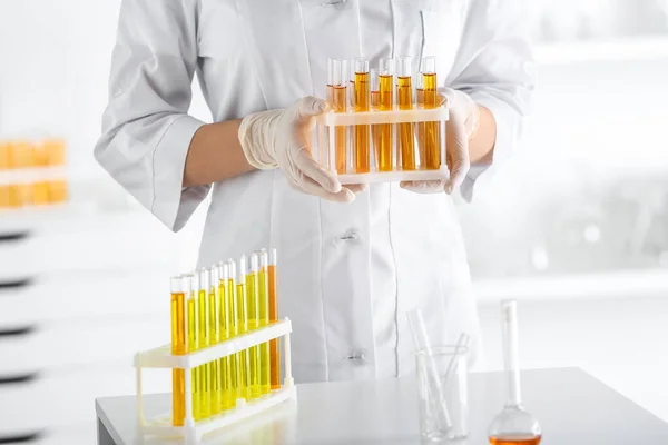 Scientist working with samples in laboratory — Stock Photo, Image