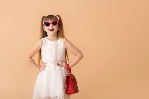 Módní malá holčička na barvu pozadí — Stock fotografie