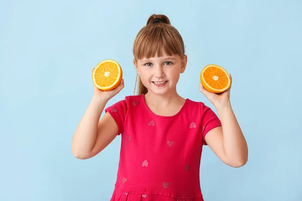 Aranyos kislány narancs színű háttér — Stock Fotó