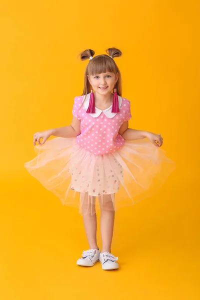 Мила маленька дівчинка на кольоровому фоні — стокове фото