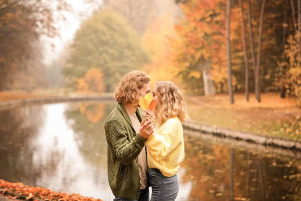 Young couple in park on autumn day — Stock Photo, Image