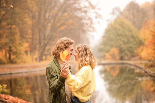 Młoda para w parku na jesienny dzień — Zdjęcie stockowe