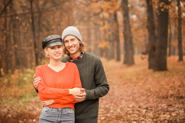 Pareja joven en el parque en el día de otoño —  Fotos de Stock