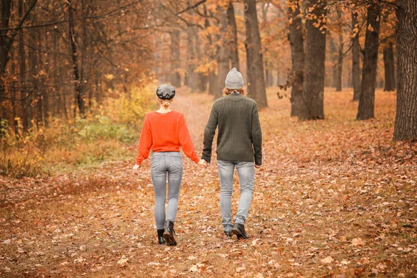 Junges Paar am Herbsttag im Park — Stockfoto