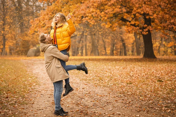 Fiatal pár, az őszi napon park — Stock Fotó