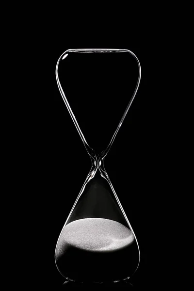 暗い背景にクリスタル砂時計 — ストック写真