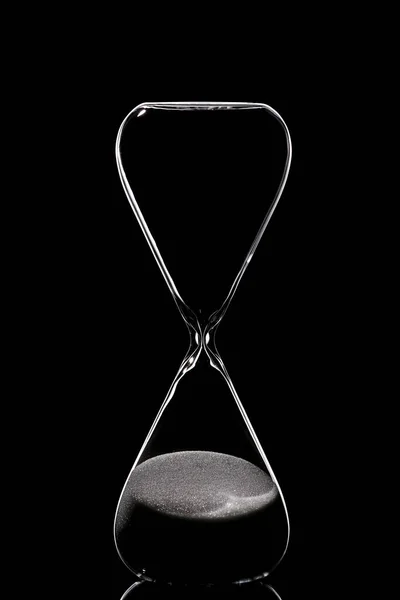 Reloj de arena de cristal sobre fondo oscuro —  Fotos de Stock