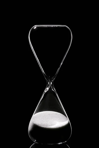 Reloj de arena de cristal sobre fondo oscuro —  Fotos de Stock