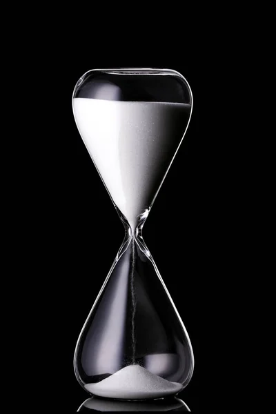 Reloj de arena de cristal sobre fondo oscuro —  Fotos de Stock