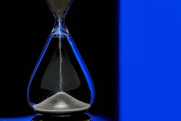 Crystal hourglass on dark background, closeup — Stock Photo, Image