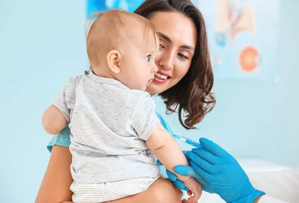 Kinderarzt impft kleines Baby in Klinik — Stockfoto