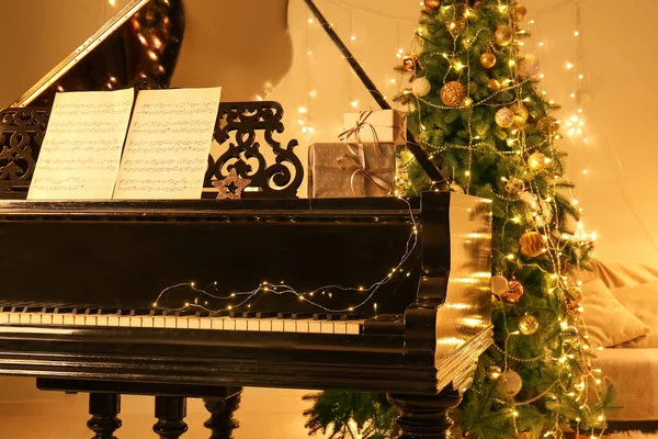 Grand piano v pokoji zdobené k Vánocům — Stock fotografie