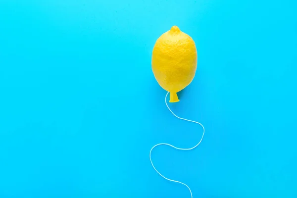 熟したレモンと糸で作られた風船の色の背景 — ストック写真