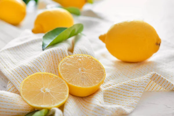 Citrons juteux mûrs sur table lumineuse — Photo