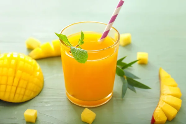 Vaso de sabroso jugo de mango en la mesa —  Fotos de Stock