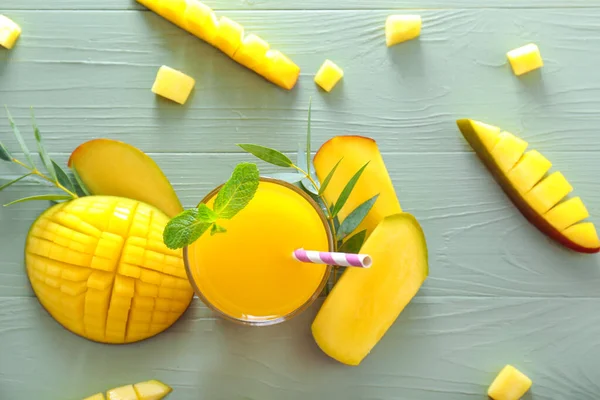 Composición con sabroso mango y jugo en la mesa — Foto de Stock